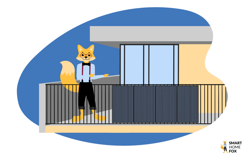 Der Smart-Home-Fox-Experte präsentiert das Solakon Solarmodul auf einem sehr langen Balkongeländer.